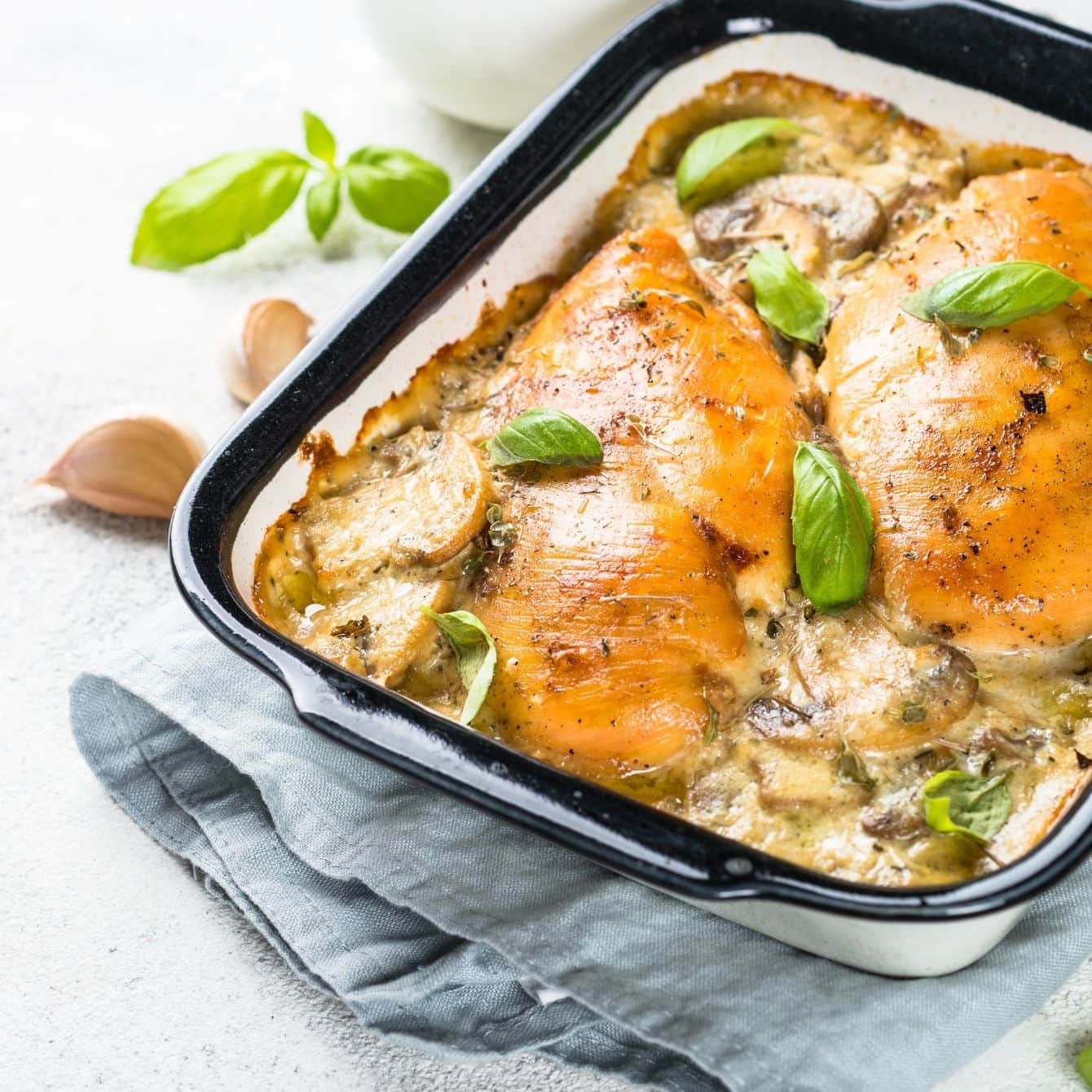 Gevulde kipfilet met champignonsaus uit de oven