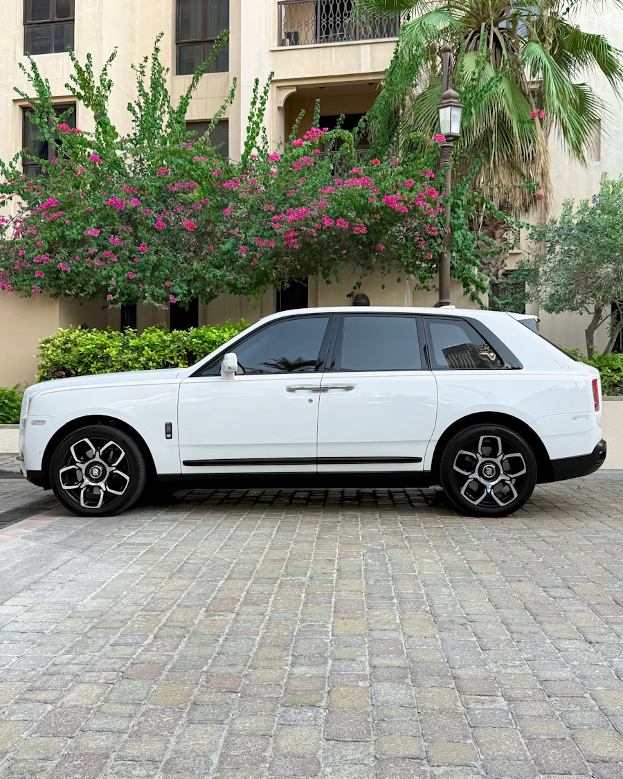 Rolls-Royce Cullinan Black Badge 2023 2023 for rent in Dubai — photo 2 of 9