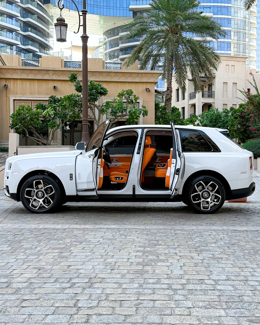 Rolls-Royce Cullinan Black Badge 2023 2023 for rent in Dubai — photo 5 of 9