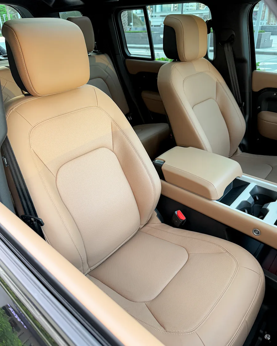 2025 Land Rover Defender Black 2025 for rent in Dubai — photo 7 of 8