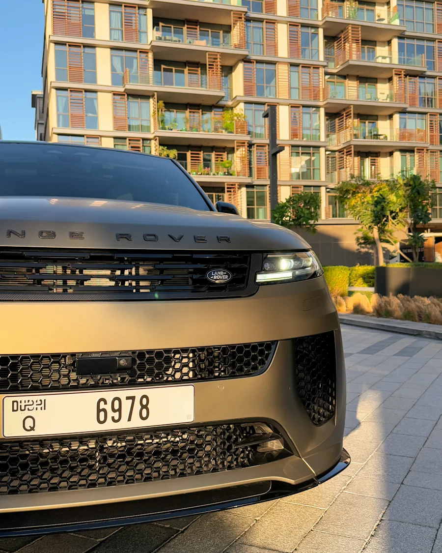 2024 Range Rover SV Edition One Matt Bronze 2024 for rent in Dubai — photo 4 of 8