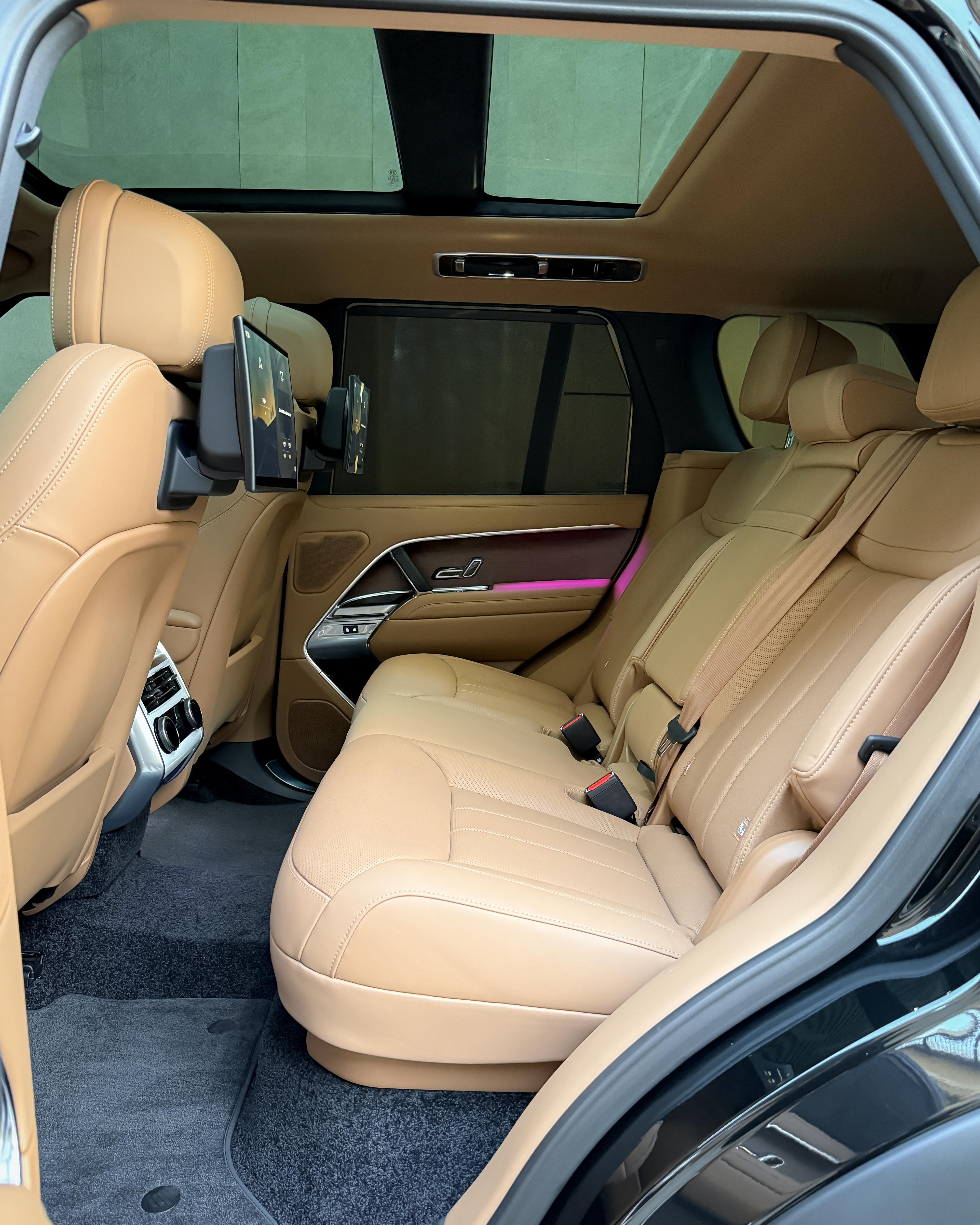 Range Rover Vogue Black 2024 2024 for rent in Dubai — thumbnail 9