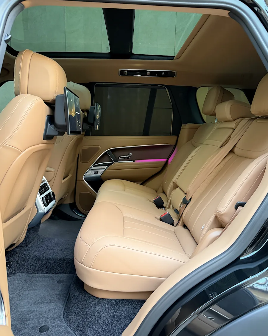 Range Rover Vogue Black 2024 2024 for rent in Dubai — photo 9 of 13