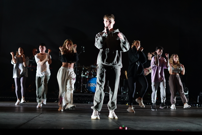 HRVY dancing on stage surrounded by his backing dancers