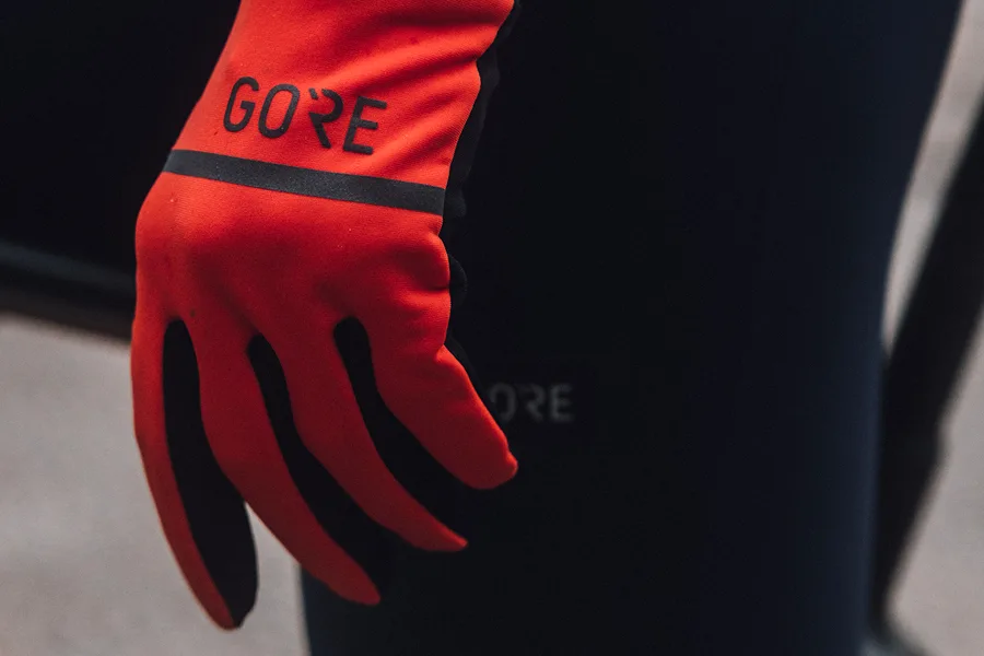 FW22 / 100508 / R3 Gloves / Image Gallery Up / 1