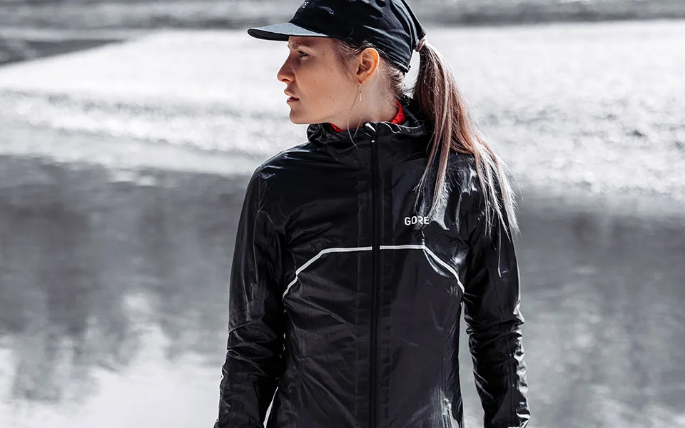 100458 R7 Women GORE-TEX SHAKEDRY™ Trail Hooded Jacket Image Gallery 2Up