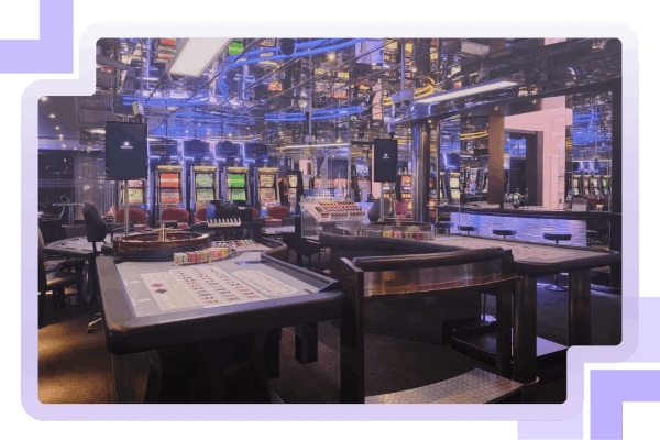 Spieltische und Bar im Casino Davos