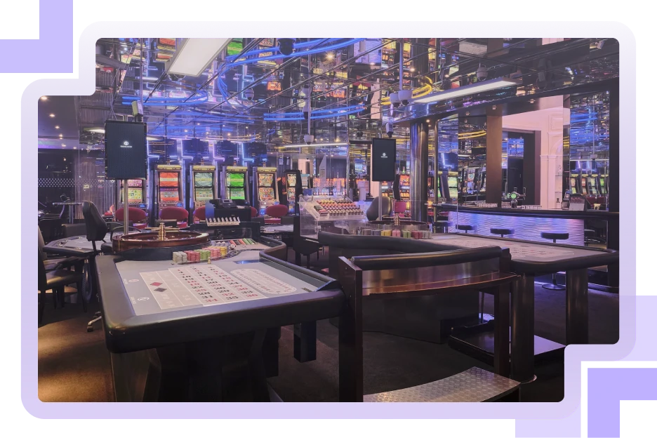 Spieltische und Bar im Casino Davos