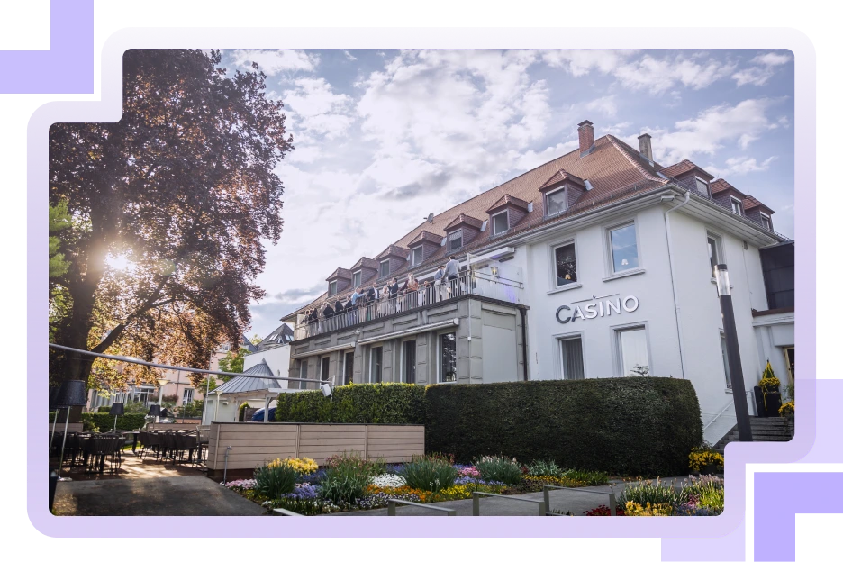 Das Casino Konstanz von aussen mit Garten und Outdoor Gastronomie