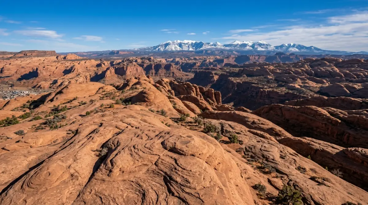 moab-vacation-rentals-downtown-main-street-red-rock
