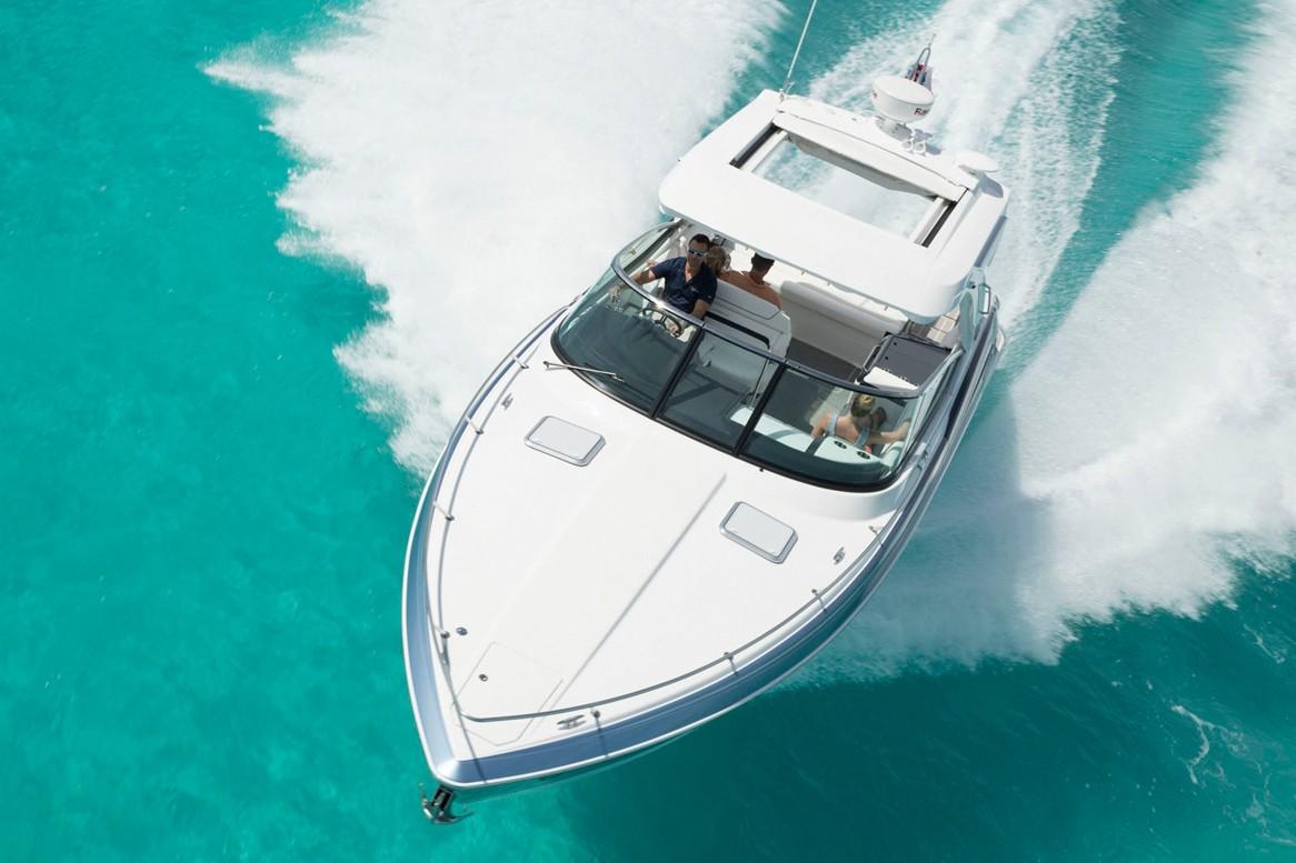 Express Cruiser Formula 350 Sun Sport at speed