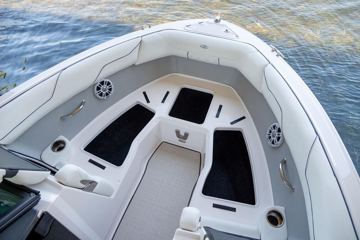 Bowrider Regal LX2 bow seating area