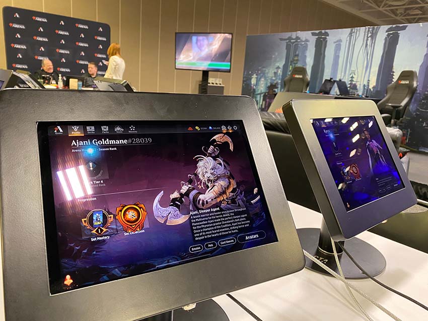 Stations de jeu MTG Arena en convention avec des comptes entièrement approvisionnés