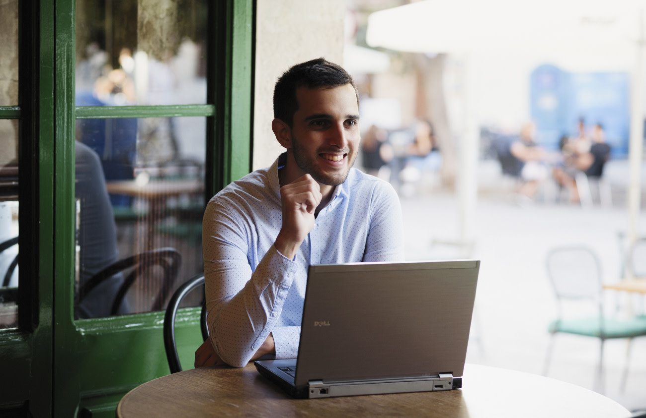 Photo of Marc Cornellà working in a café.