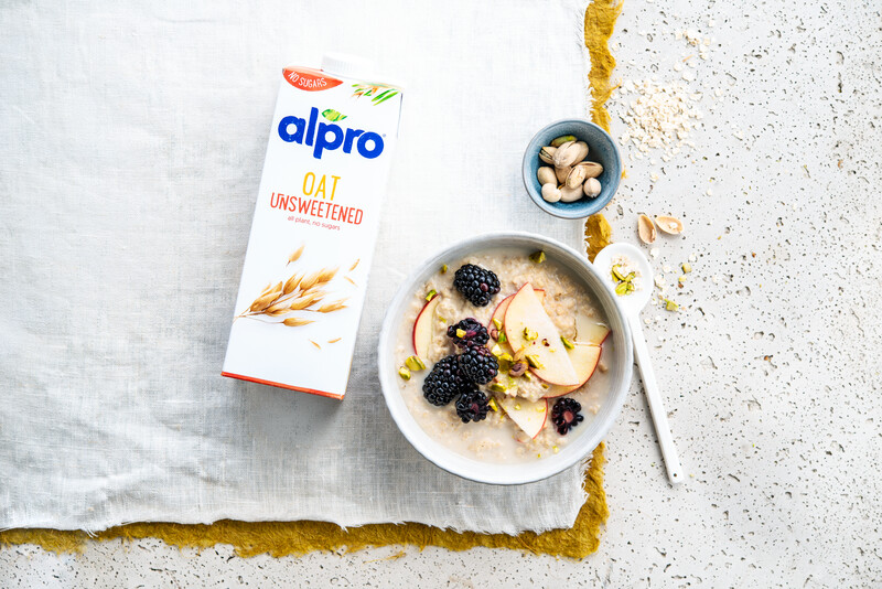 Oatmeal with apple and blackberries | Alpro