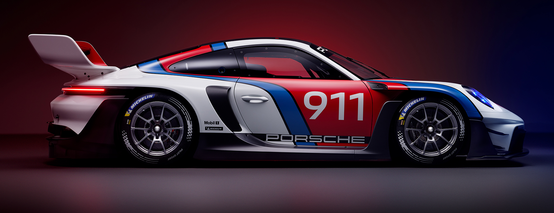 Porsche 911 GT3 R rennsport race car in side profile