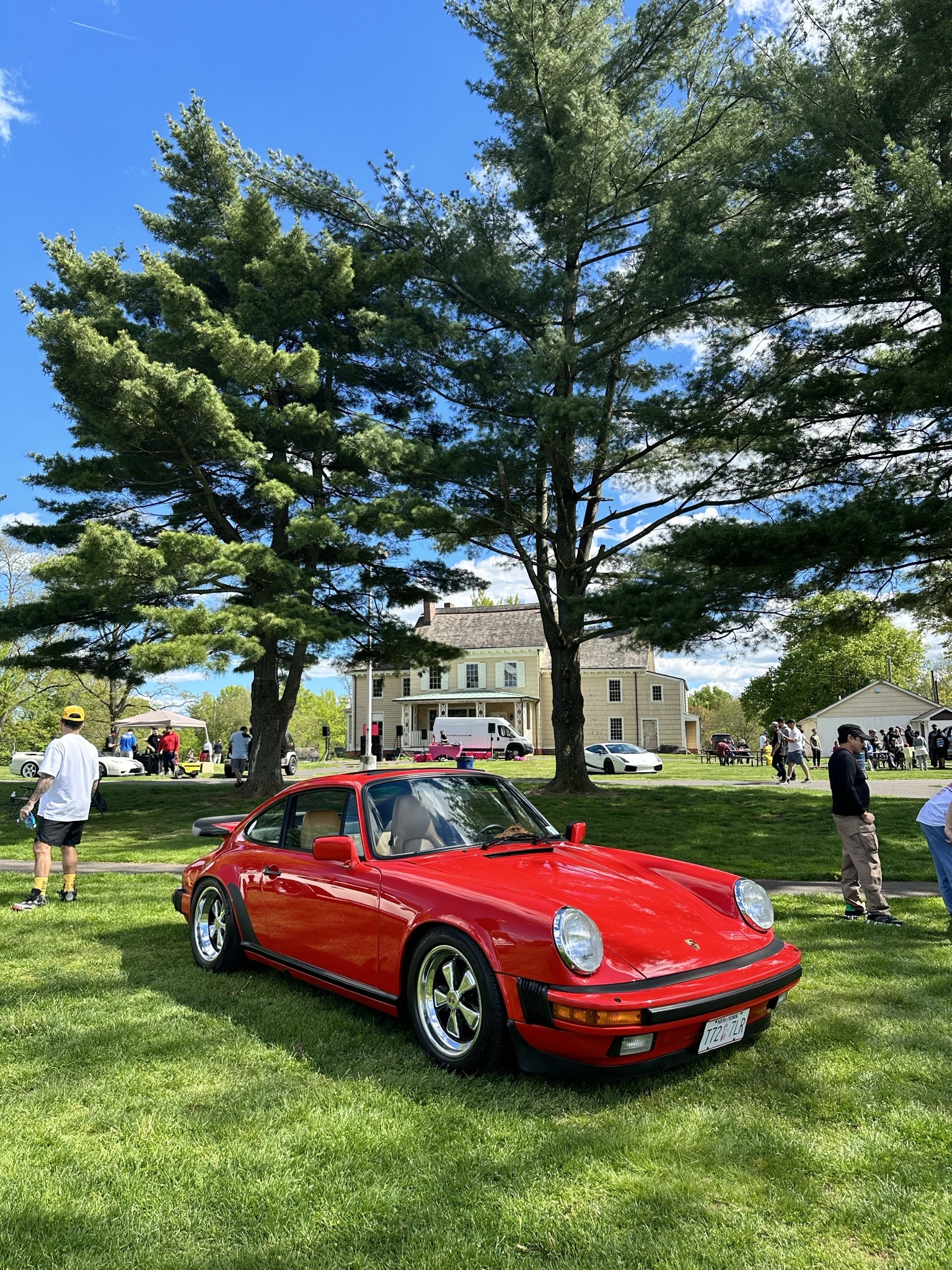Front 3/4 view of 1986 Porsche 911 in Guards Red