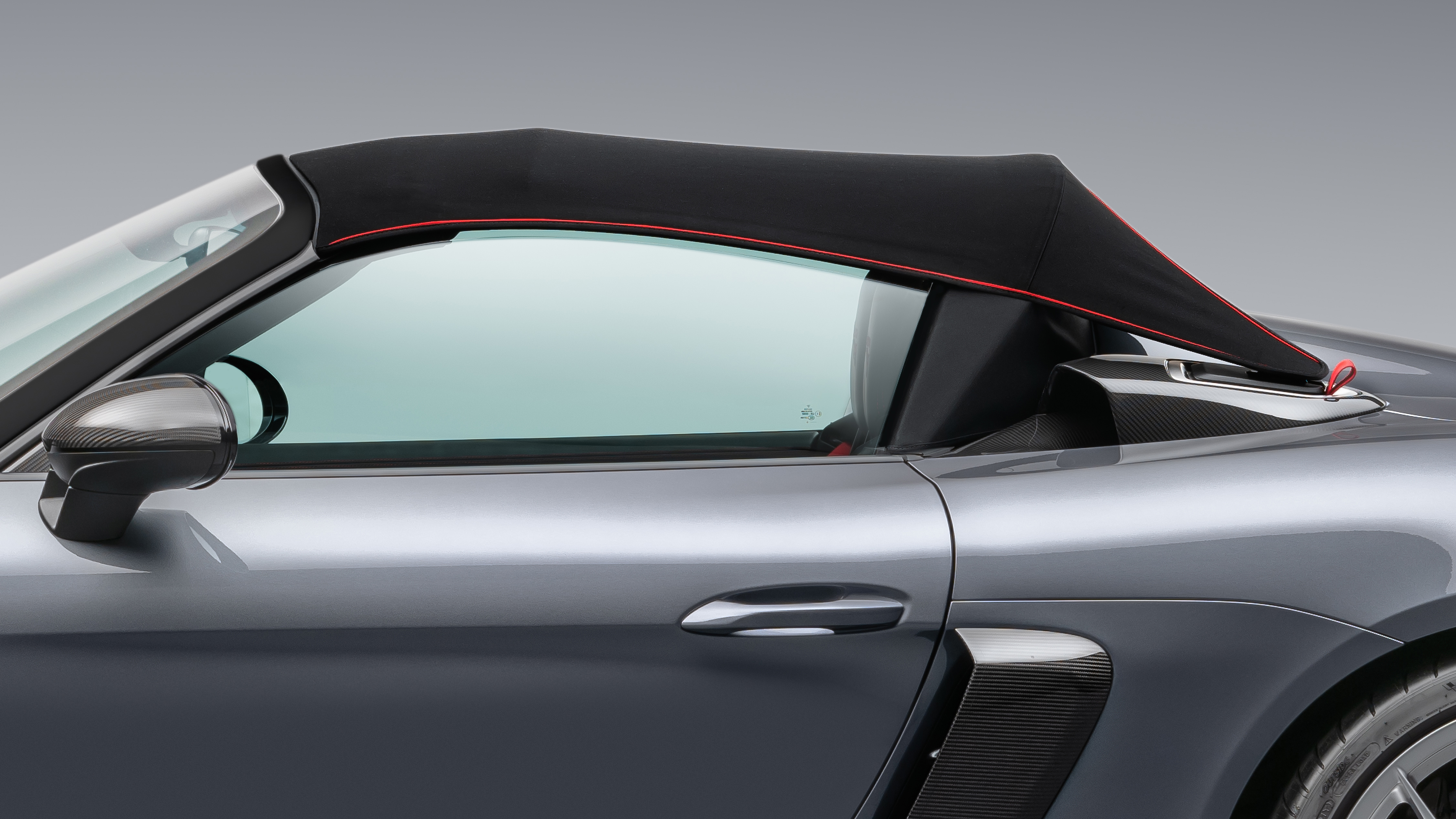 Manually operated roof of the Porsche 718 Spyder RS