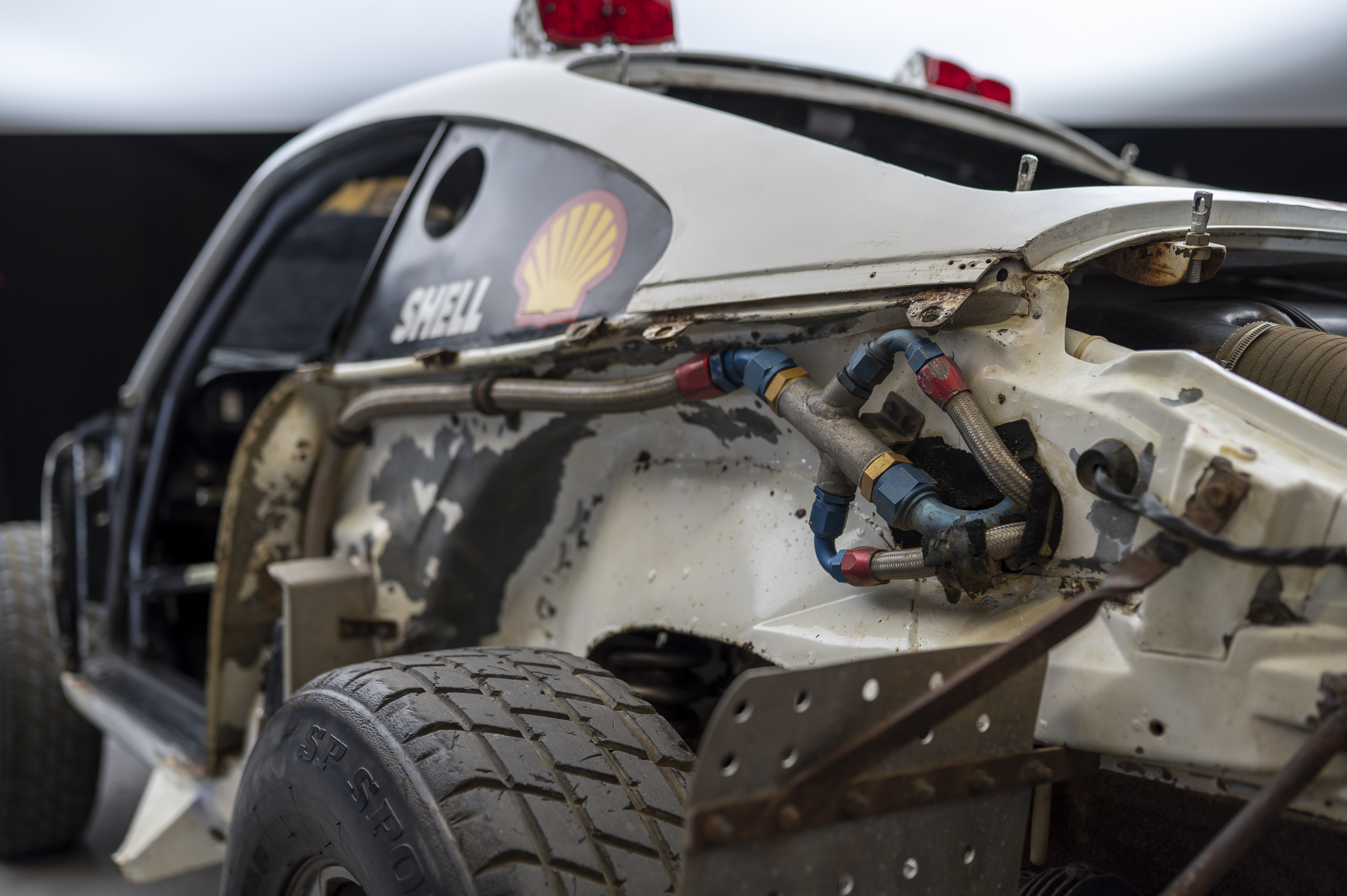 Close-up of disassembled rear section of Porsche 959 Paris-Dakar car