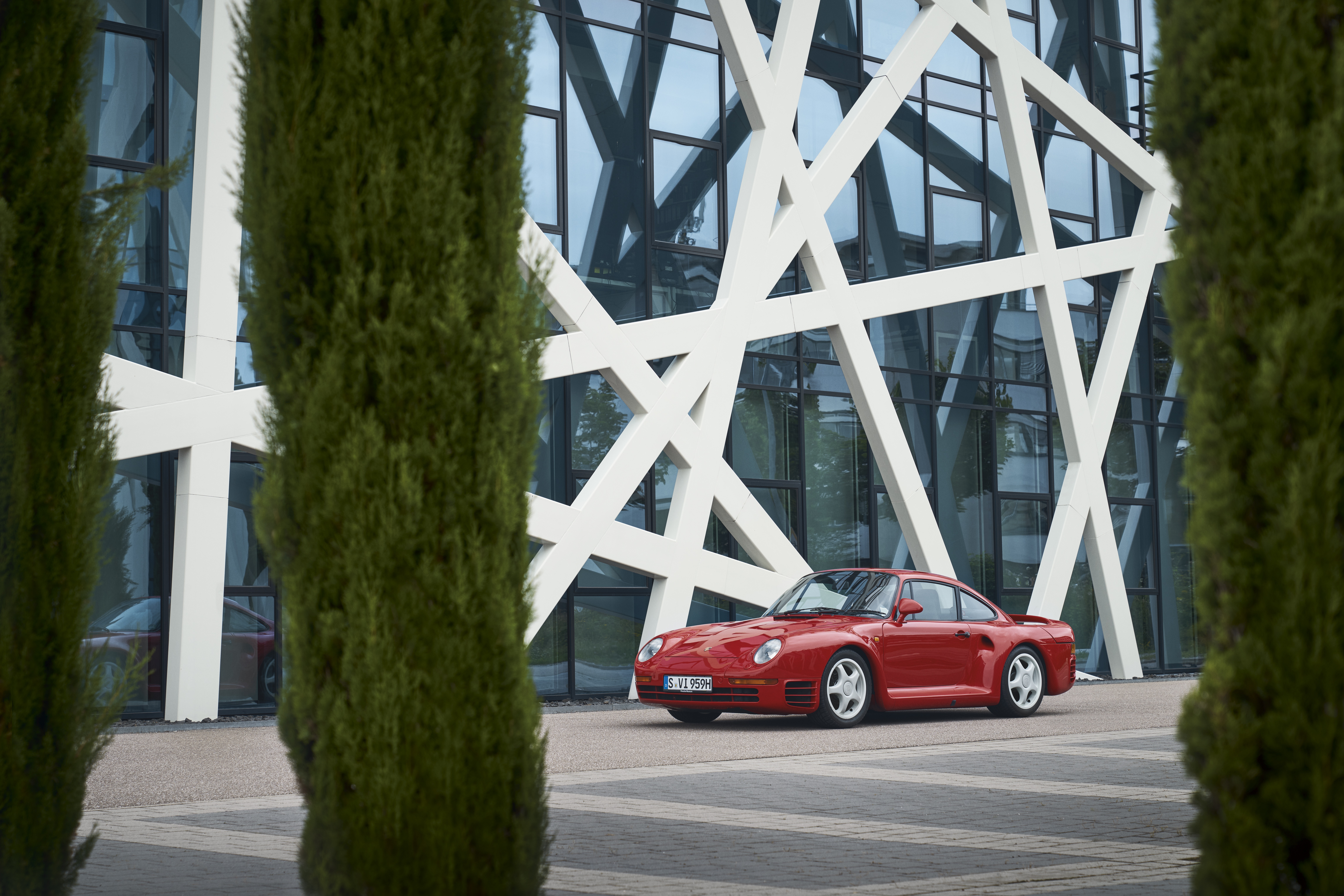 Red Porsche 959 outside an office building