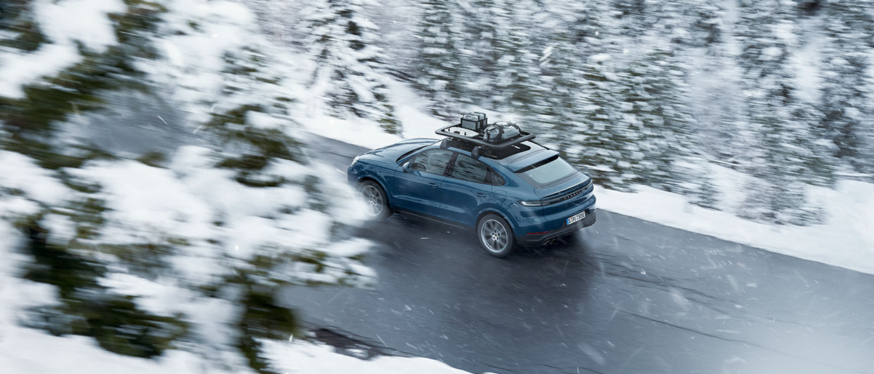 Cayenne Turbo E-Hybrid Coupé in blue on snowy road