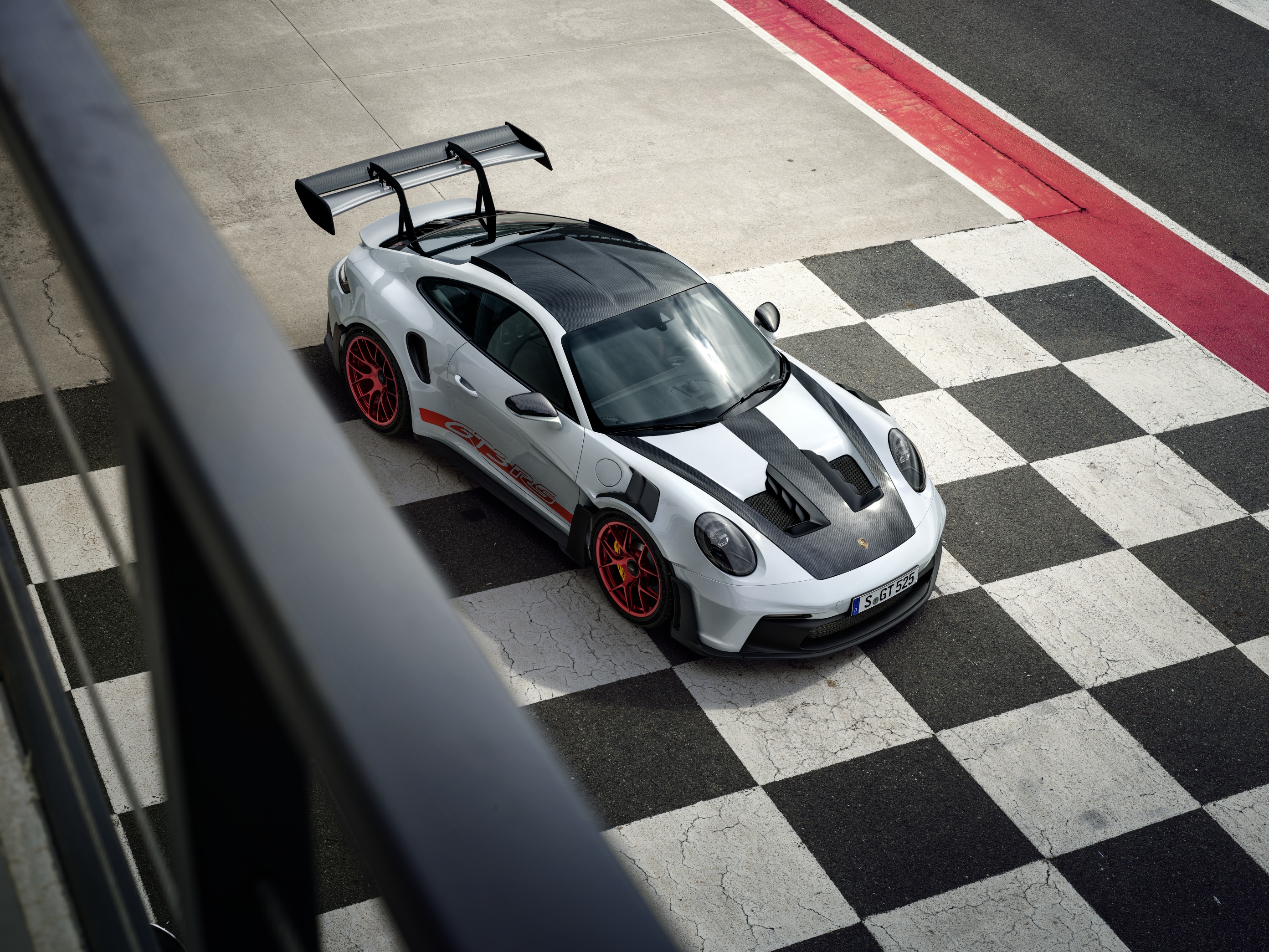 911 GT3 RS on black and white chequered racetrack grid