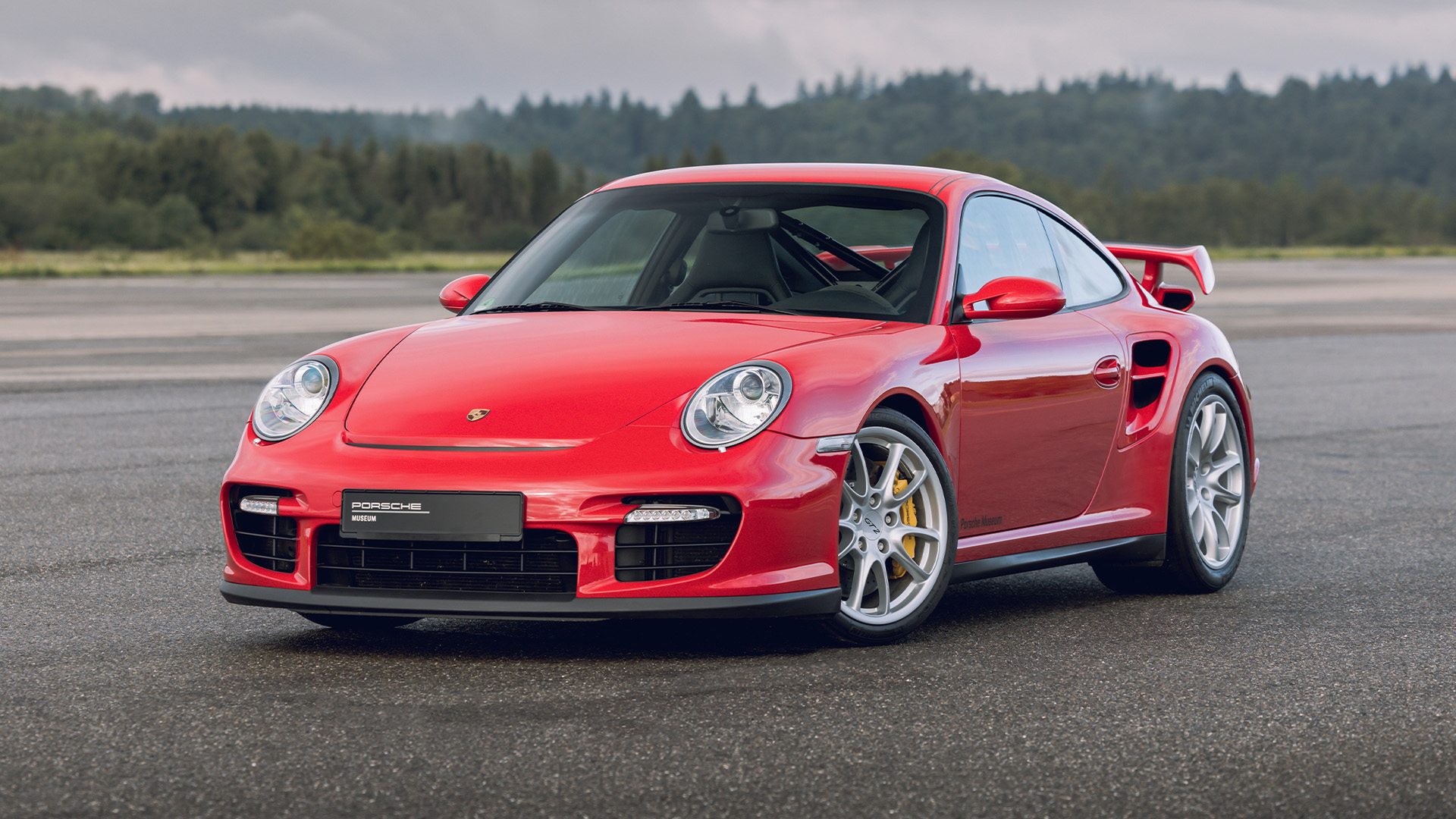 Porsche 911 GT2 type 997 red parked on racetrack_desktop