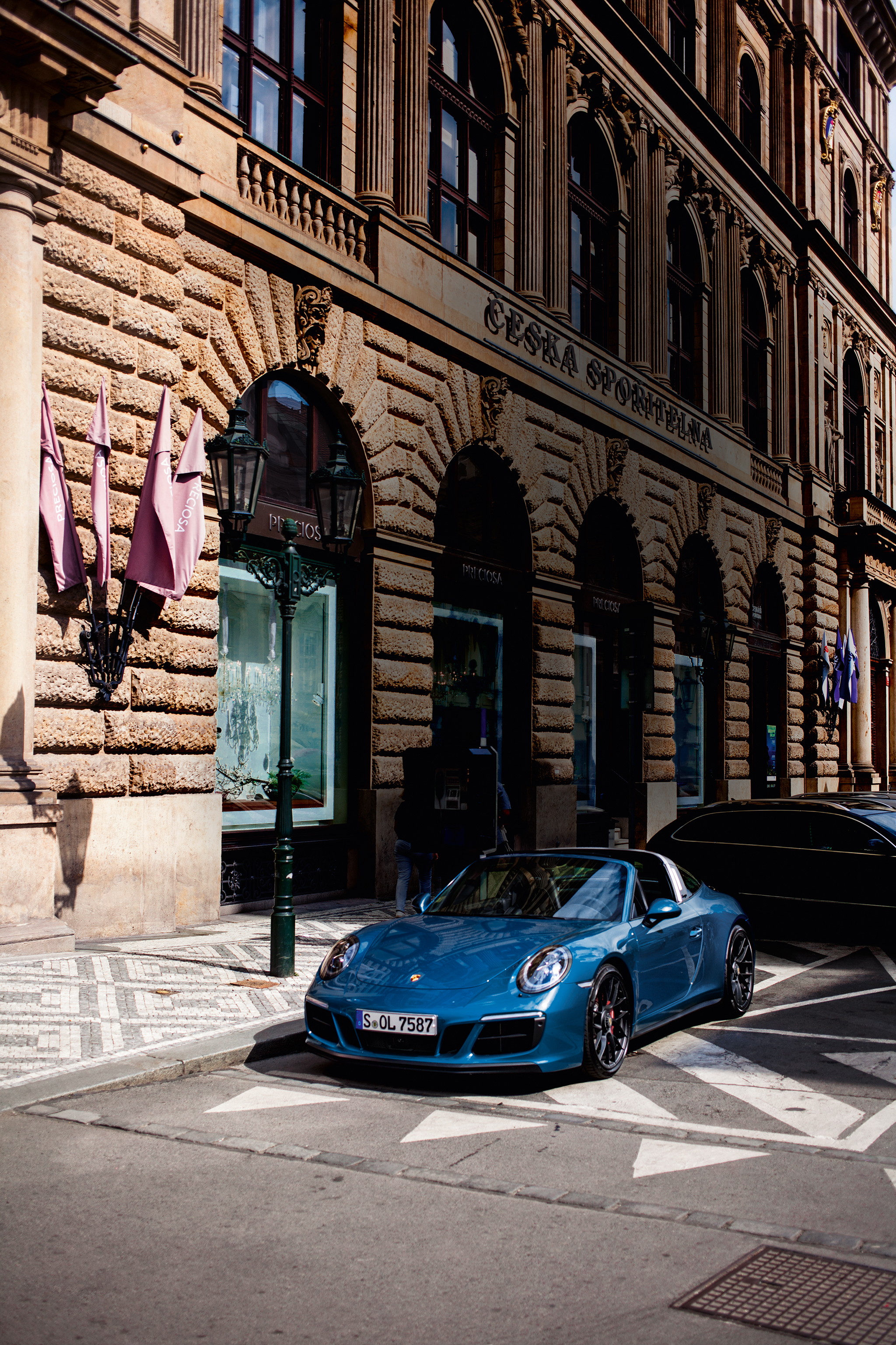 Opposites attract – a modern Porsche in front of an impressive old building