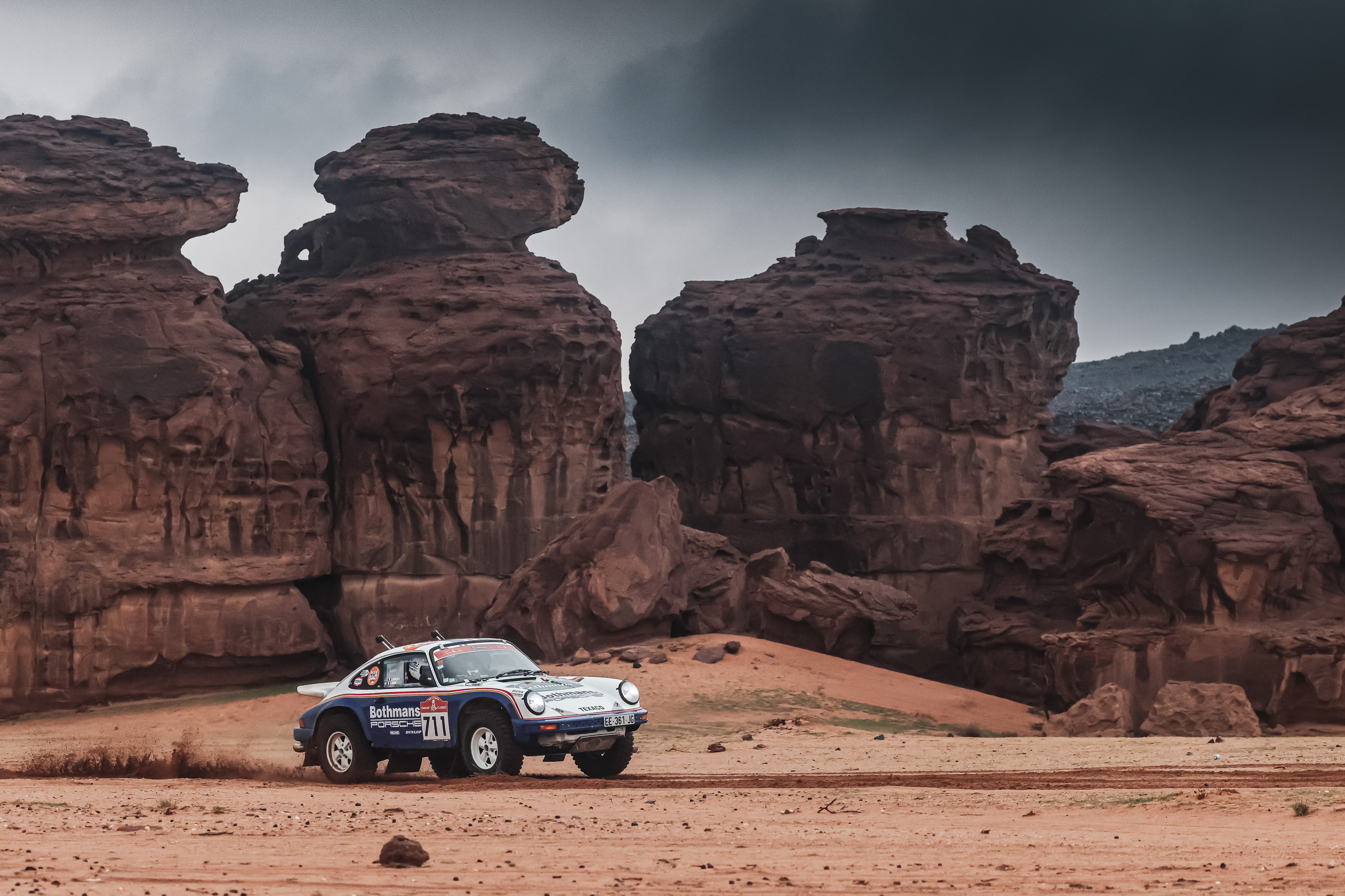 Porsche 911 Carrera 3.2 4x4 Paris Dakar (953) in desert