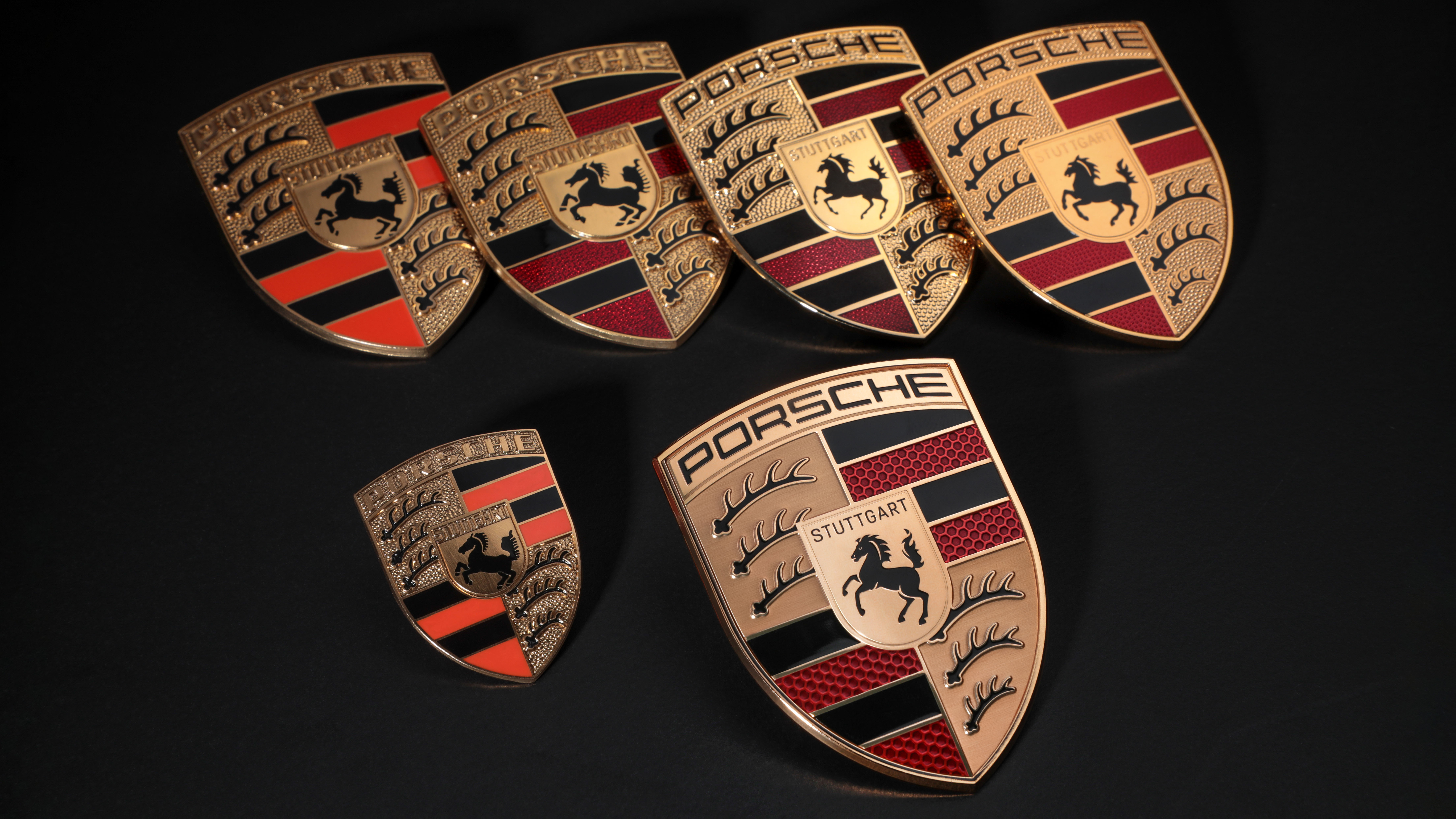 Line-up various Porsche crests and logos over time