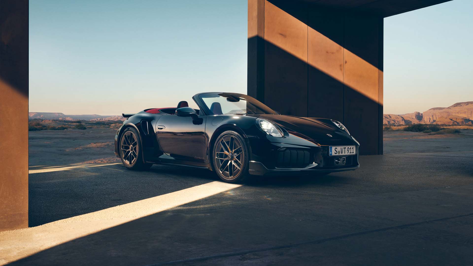 Front three quarters view of Porsche 911 Turbo S Cabriolet