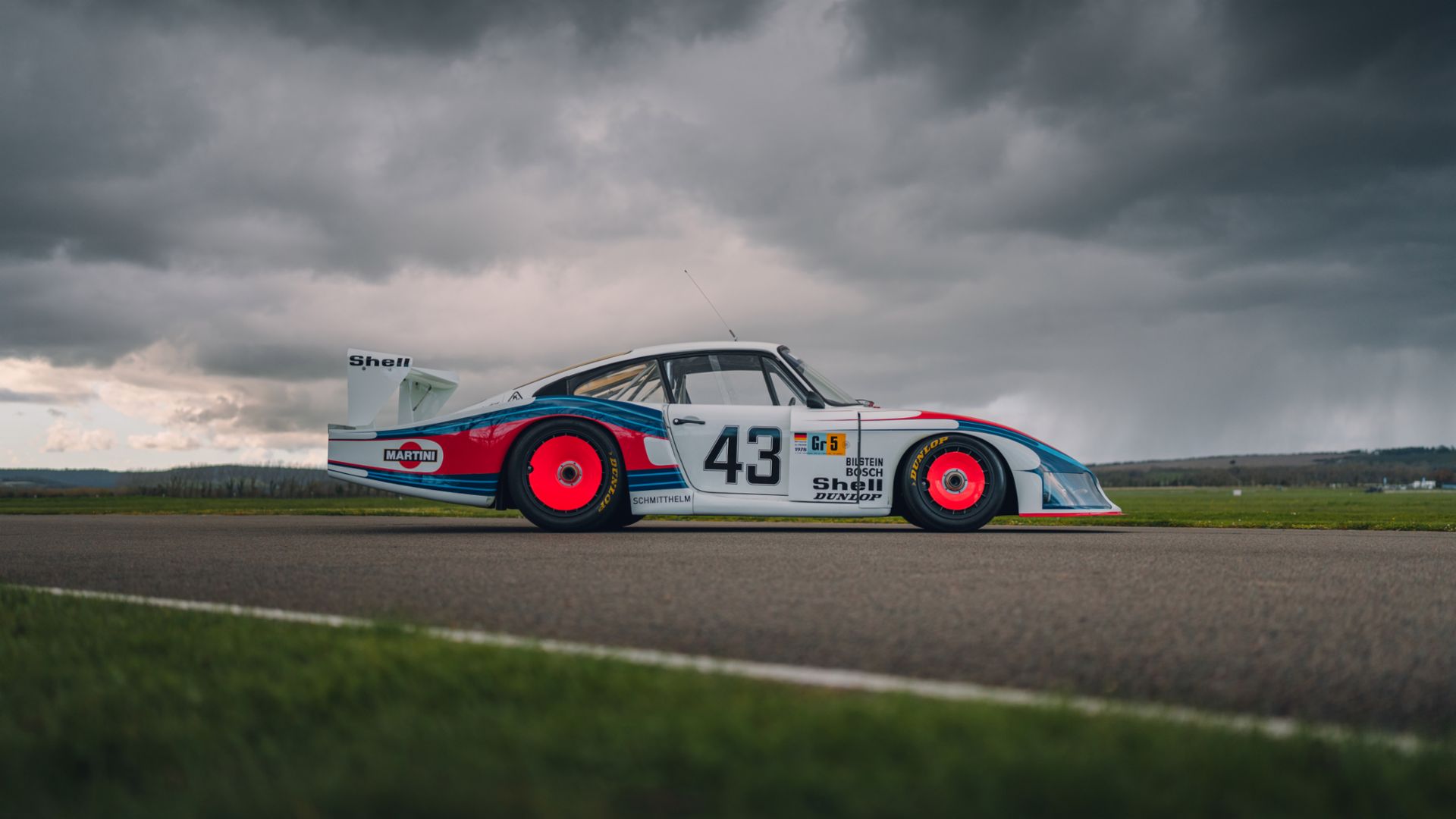 Side view of ‘Moby Dick’ 1978 Porsche 935 on track
