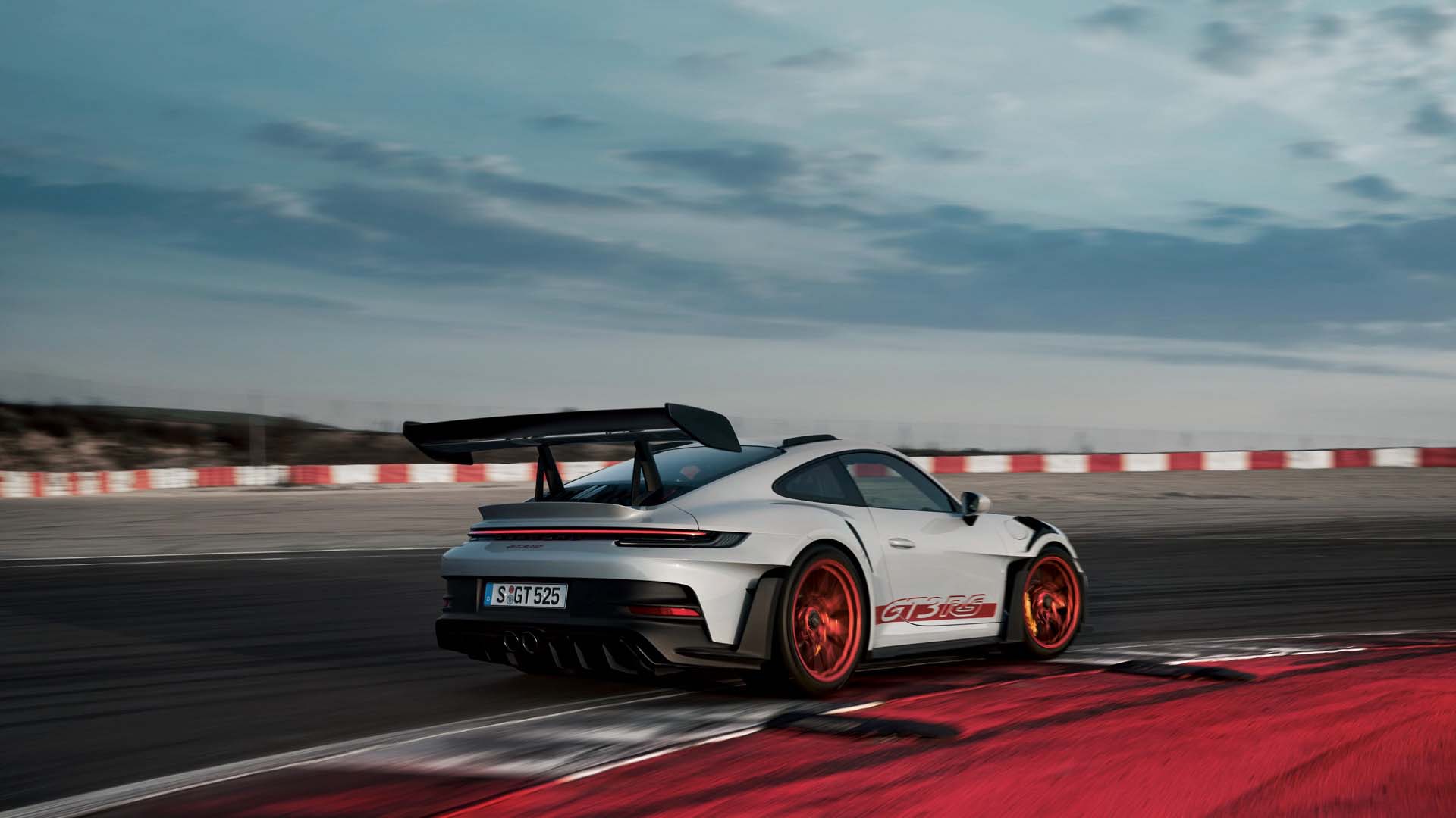 Porsche 911 GT3 RS driving around corner racetrack wallpaper desktop 3