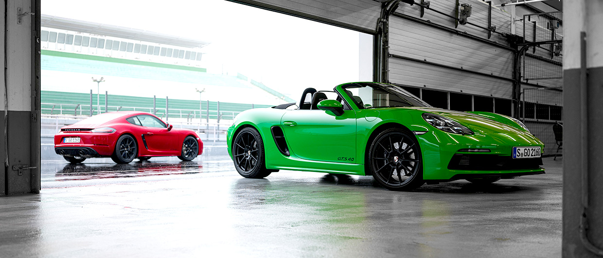 Red Cayman GTS 4.0, green Cayman GTS 4.0 at track
