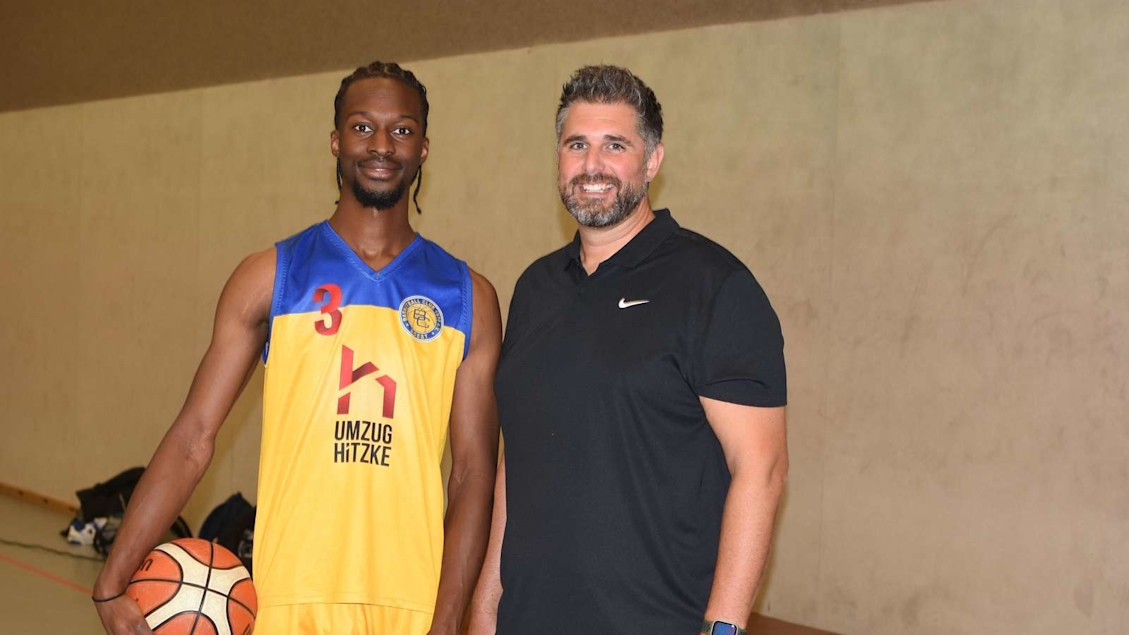 39372958-basketball-bc-70-soest-gegen-lippstadt-mit-daniel-schenkel-simon-brehme-und-aime-kouadio-11MH