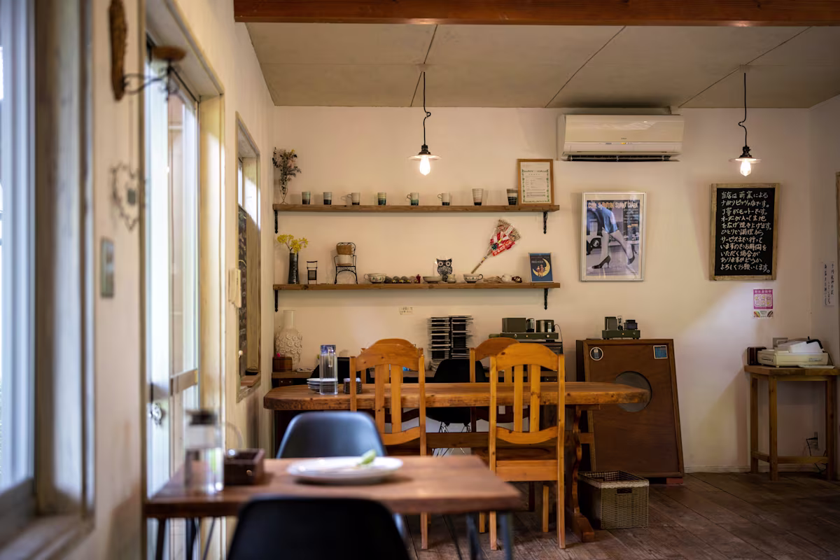 Hidden Gem Cafe Interior - Cozy Atmosphere