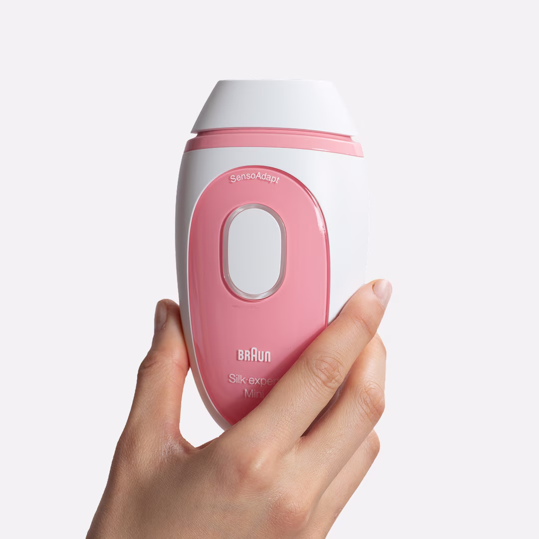 Uma mão a segurar a Silk·expert Mini da Braun. Uma mão a segurar a Silk·expert Mini da Braun.