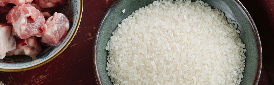 Schale mit Reis und Fleisch