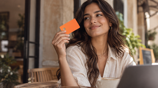Descubre qué pasa si cancelas una tarjeta de crédito, cómo puede afectar tu historial y puntaje crediticio y qué debes considerar antes de cerrarla.