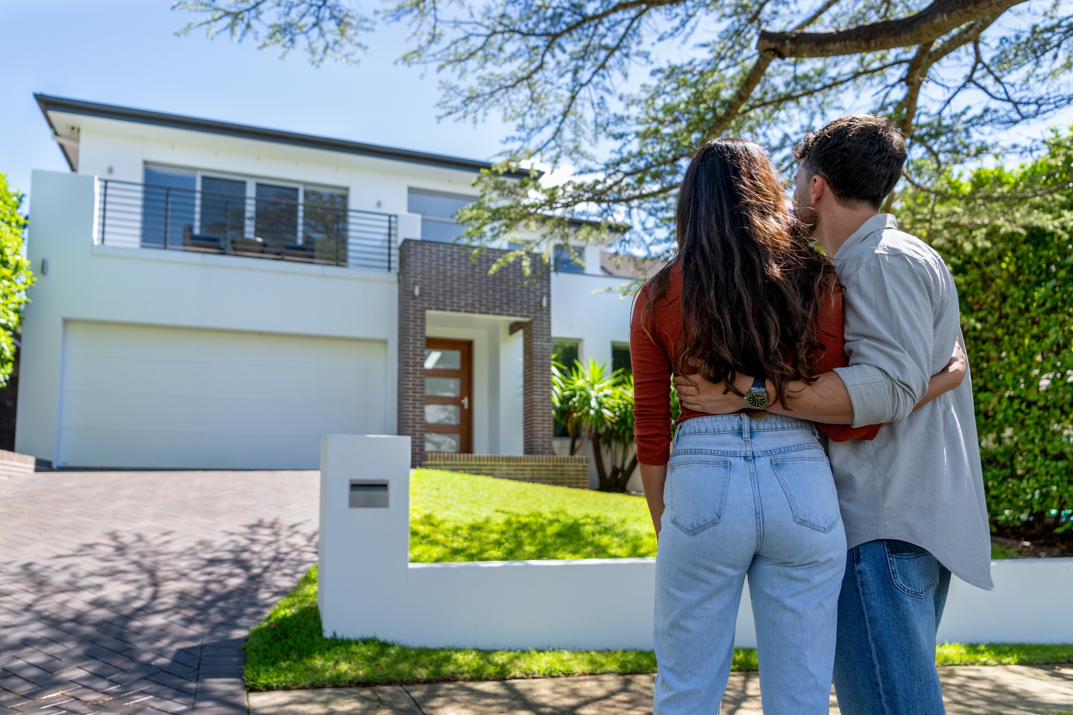 Yes you can buy and sell property at the same time. Here’s how.
