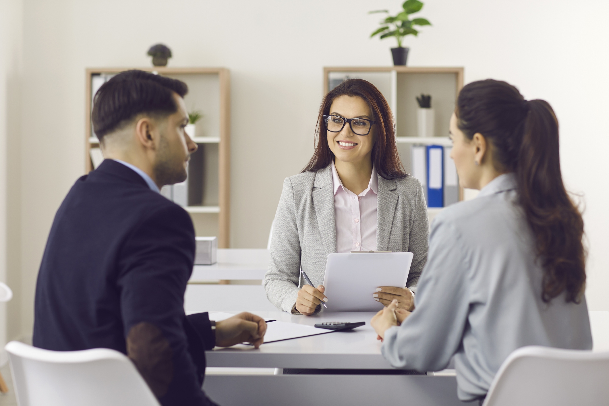 The pros and cons of using a mortgage broker in Australia in 2023