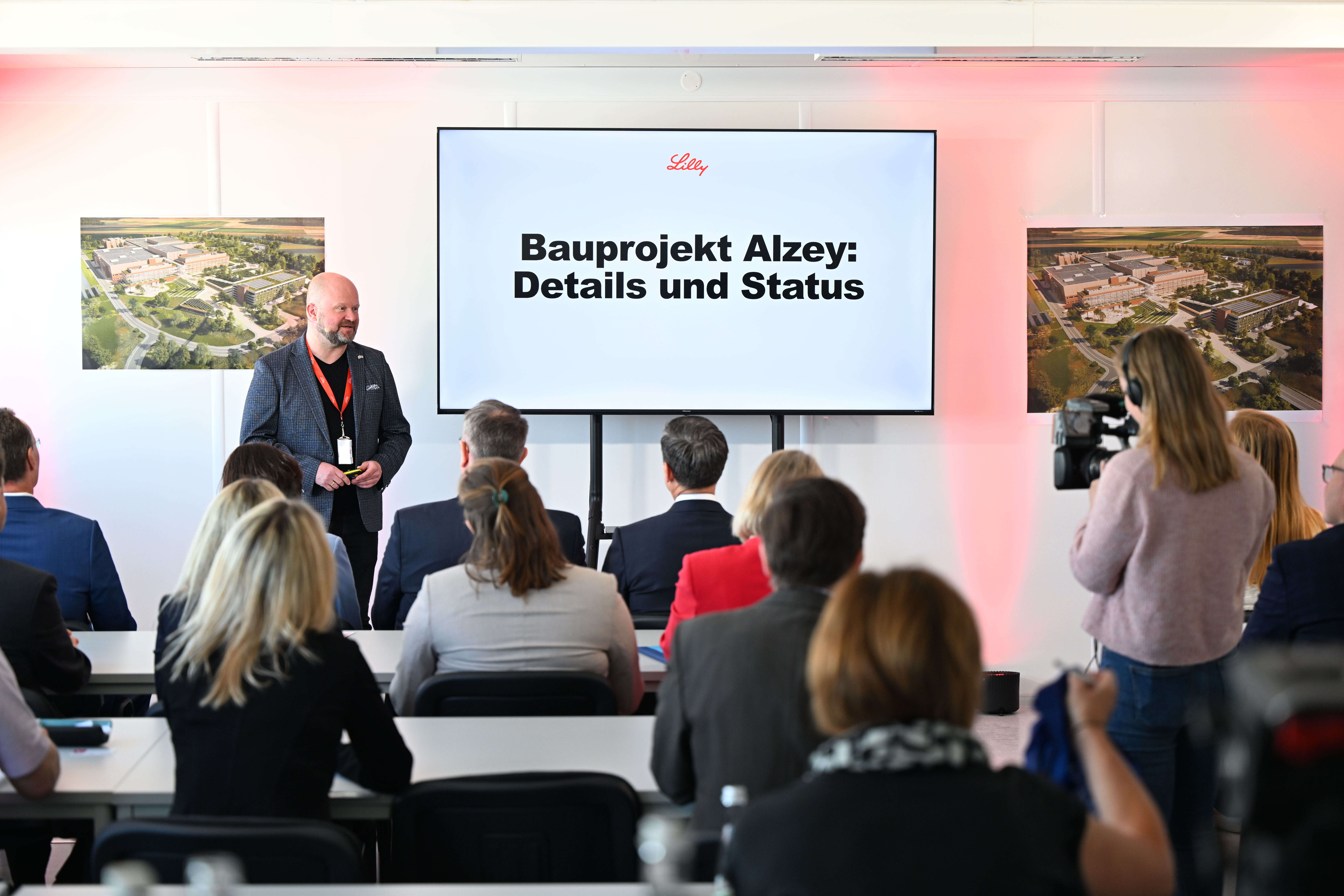 Sebastian Wegener präsentiert Details und den aktuellen Stand des Bauvorhabens in Alzey.