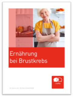 Broschüre zu "Ernährung bei Brustkrebs" mit einem Bild von einer Frau die lachenden und mit verschränkten Armen vor der Brust in der Küche steht