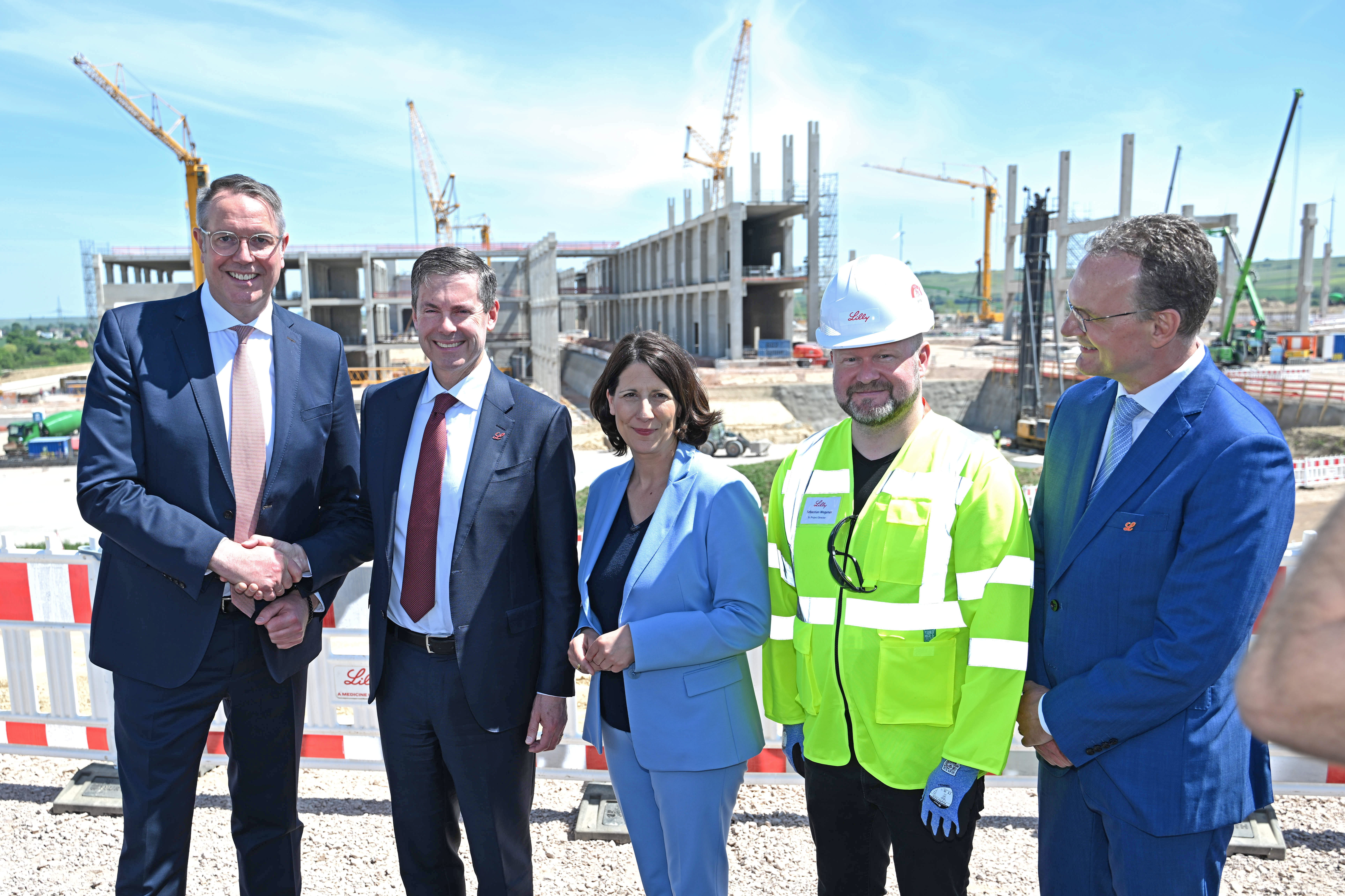 Gruppenfoto mit Vertretern der rheinland-pfälzischen Landesregierung und des Pharmaunternehmens Eli Lilly.