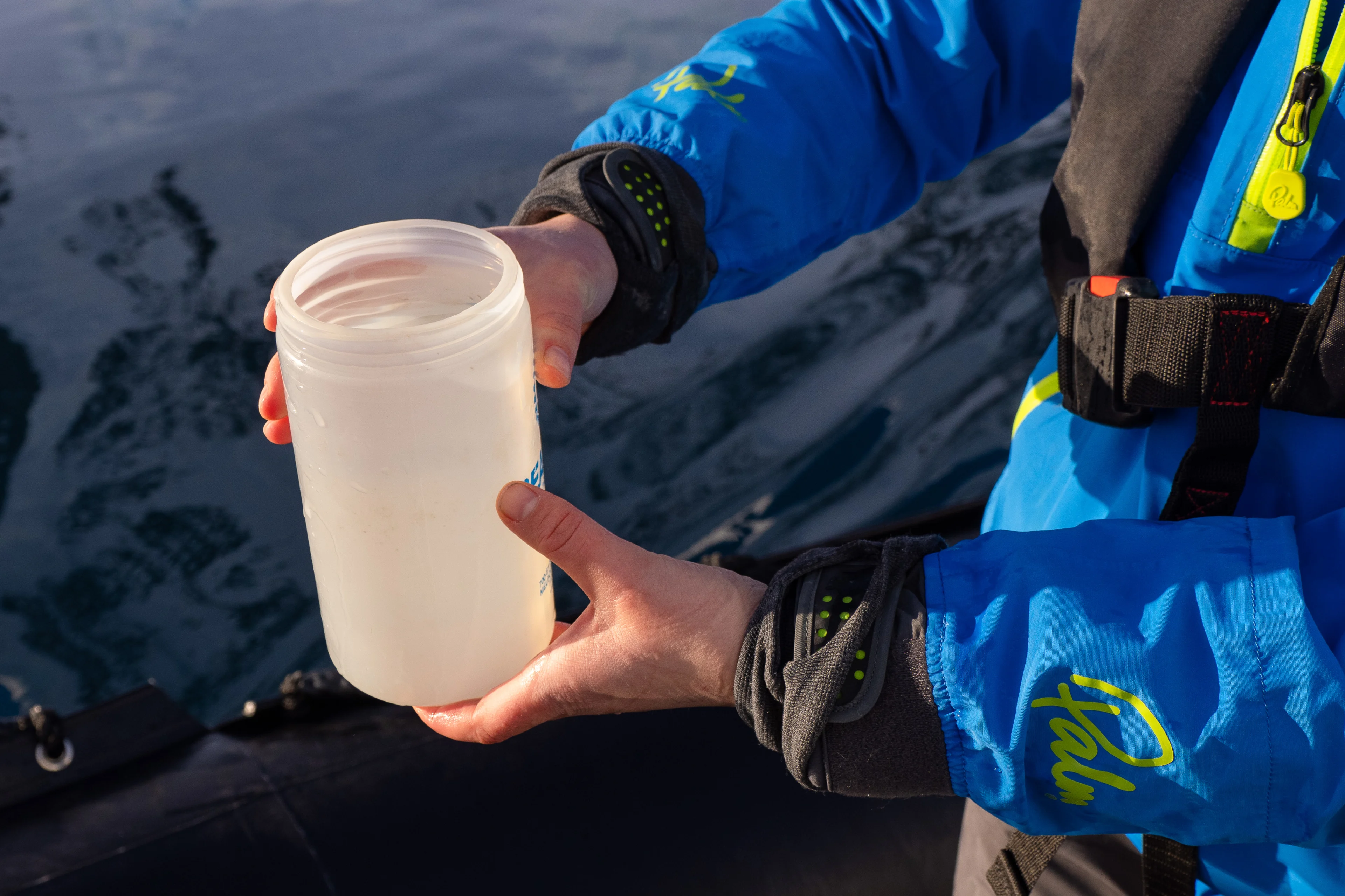 Vandprøver indsamles i Antarktis. Fotograf: Espen Mills