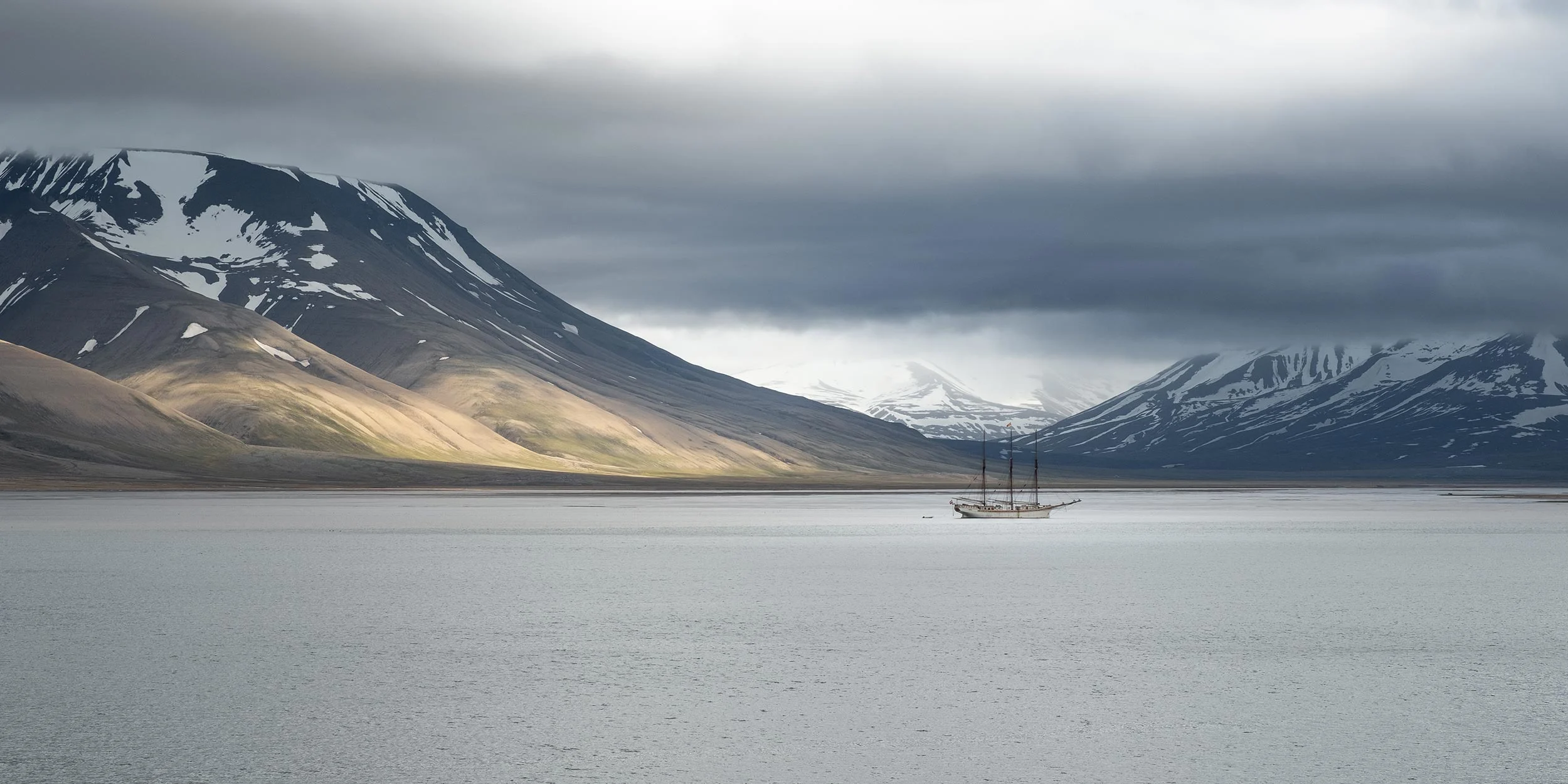 longyearbyen-landscape_svalbard-stefan-dall.jpg