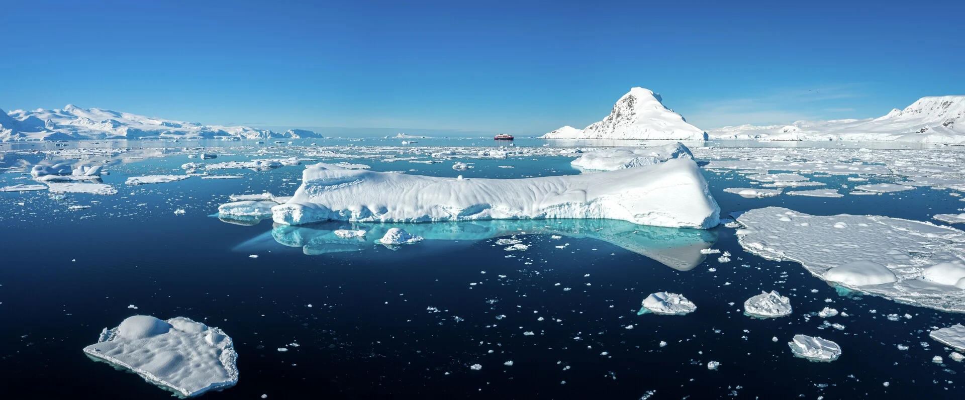 MS-Roald-Amundsen-Antarctica-HGR-142112_1920-Photo_Dan_Avila.jpg