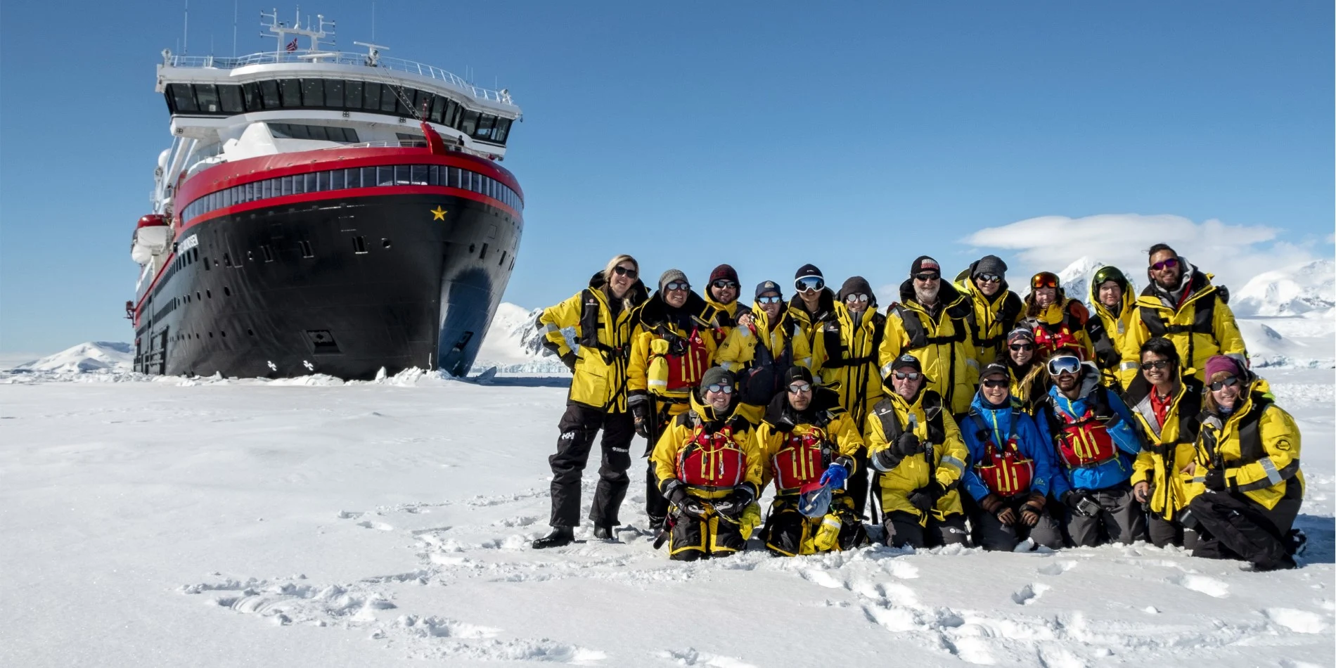 Expeditionsteam in der Antarktis mit MS Roald Amundsen