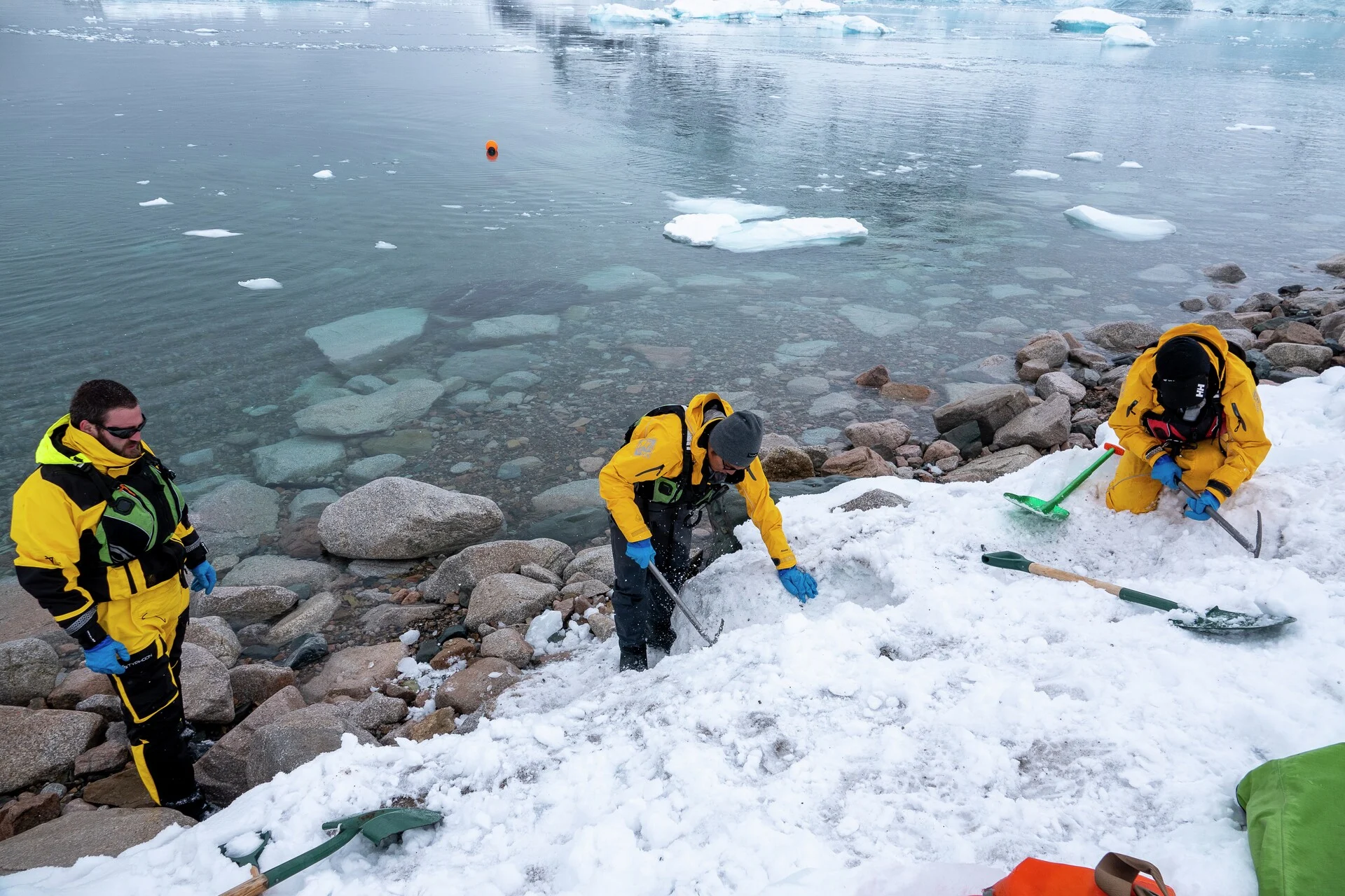 Collecte d’échantillons de neige à Neko Harbour, en Antarctique. Crédit photo : Genna Roland