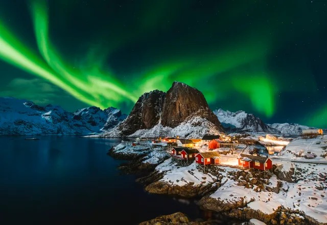 Sollte das spektakuläre Nordlicht während Ihrer klassischen Postschiffreise oder Expeditionsseereise in Norwegen nicht erscheinen, werden wir Ihnen GRATIS eine 6-tägige Reise südwärts oder eine 7-tägige Reise nordwärts anbieten.*